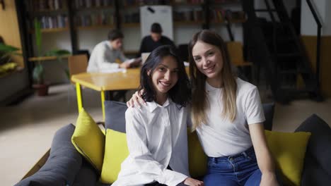 Una-Niña-Y-Su-Mentora-Con-Blusas-Blancas-Posan-Para-La-Cámara