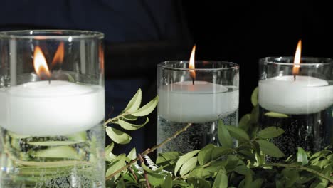 Hermosa-Decoración-De-Mesa-Bien-Iluminada-Con-Velas-Flotantes-Blancas-Y-Decoración-De-Plantas-Florales-En-Una-Boda