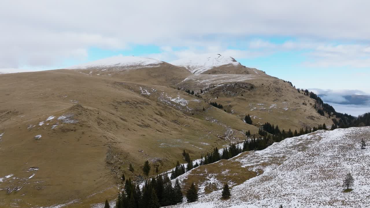 루마니아, 평화로운 부체기 산의 아름답고 고요한 자연