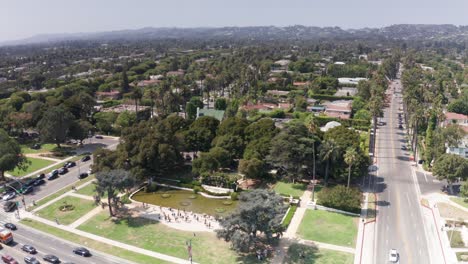 fotografía aérea de descenso y panorámica del famoso letrero de beverly hills en beverly hills, california