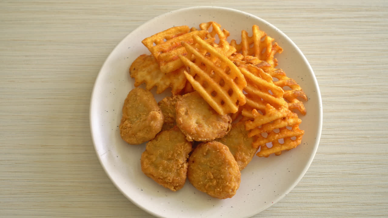 nuggets de pollo frito con patatas fritas