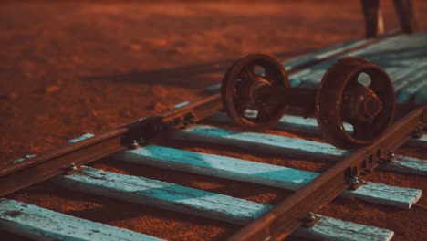 vías ferroviarias abandonadas en el desierto