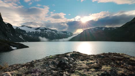 vista del atardecer en el lago.