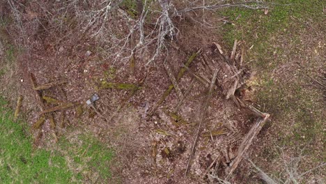 tablones de madera dispersos, restos de una antigua casa de madera en antena de arriba hacia abajo
