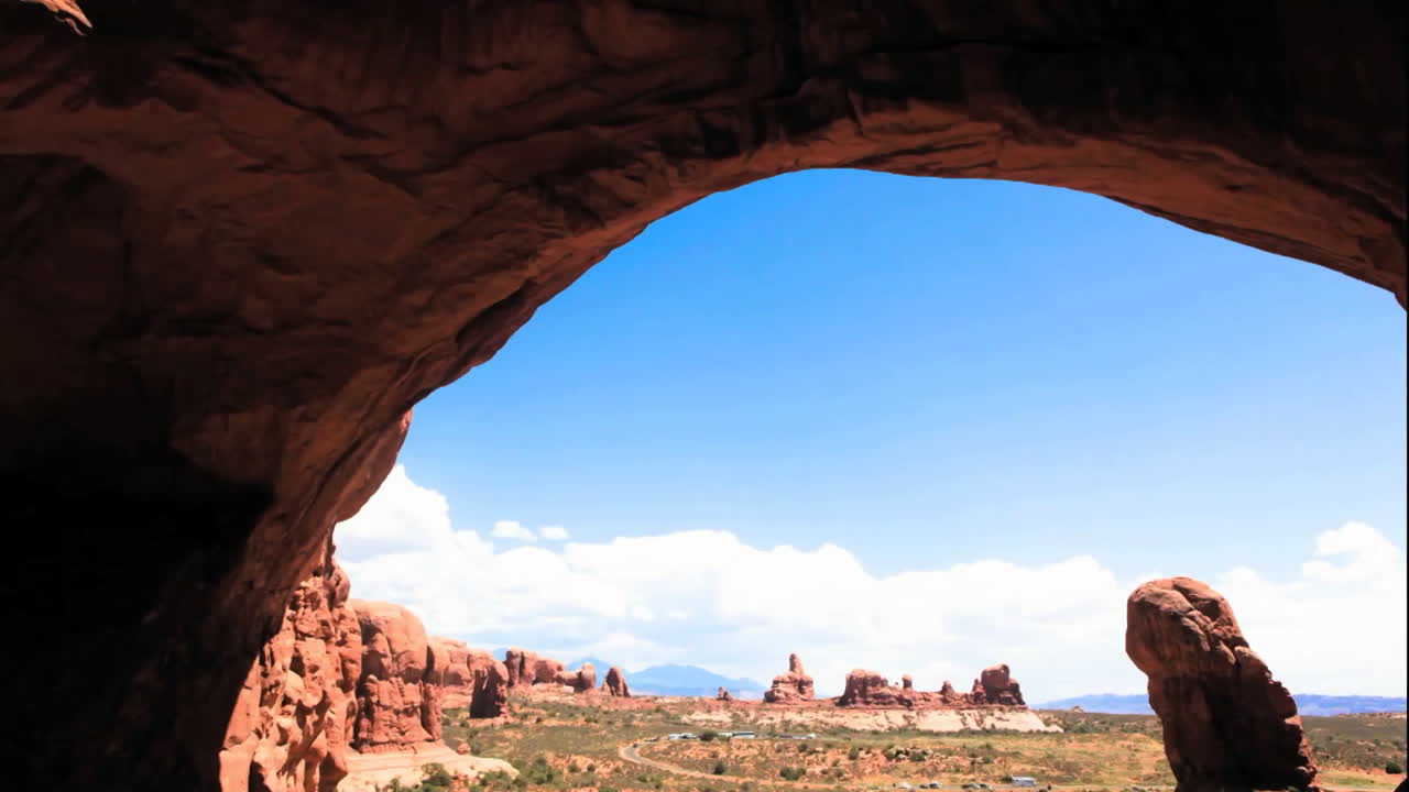 Un monumento di arenaria rossa nel deserto in time lapse.