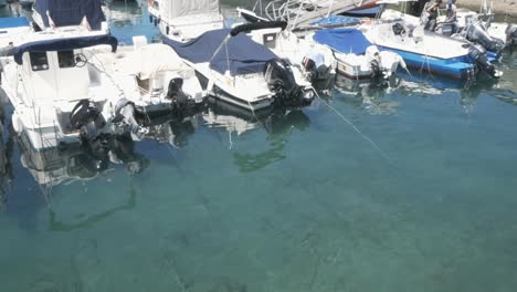 Puerto-Tranquilo-Con-Barcos-Abandonados