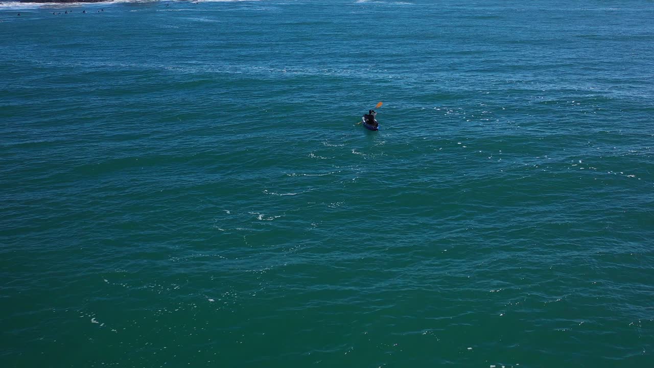 드론과 카약 낚시로 기록된 푼타 데 로보스 칠레 화창한 날 놀라운 풍경 서핑