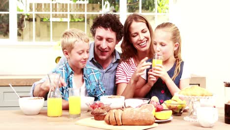 Glückliche-Familie,-Die-Zusammen-Frühstückt