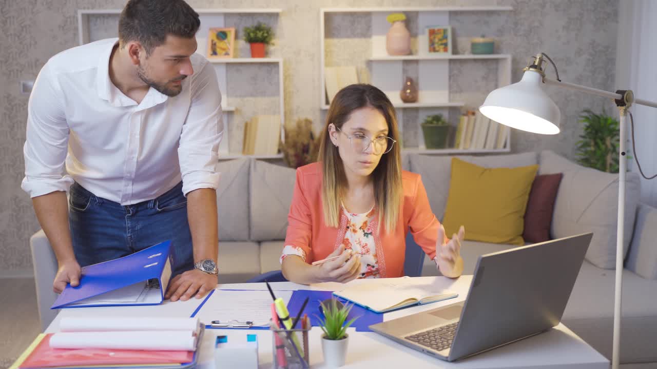 traer el trabajo a casa. una pareja casada trabajando en la oficina de casa.