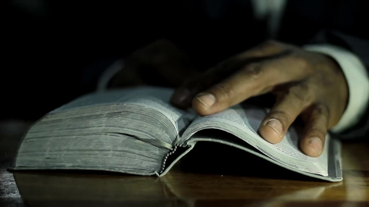 orando a dios con la biblia en la mesa con la gente stock video stock footage