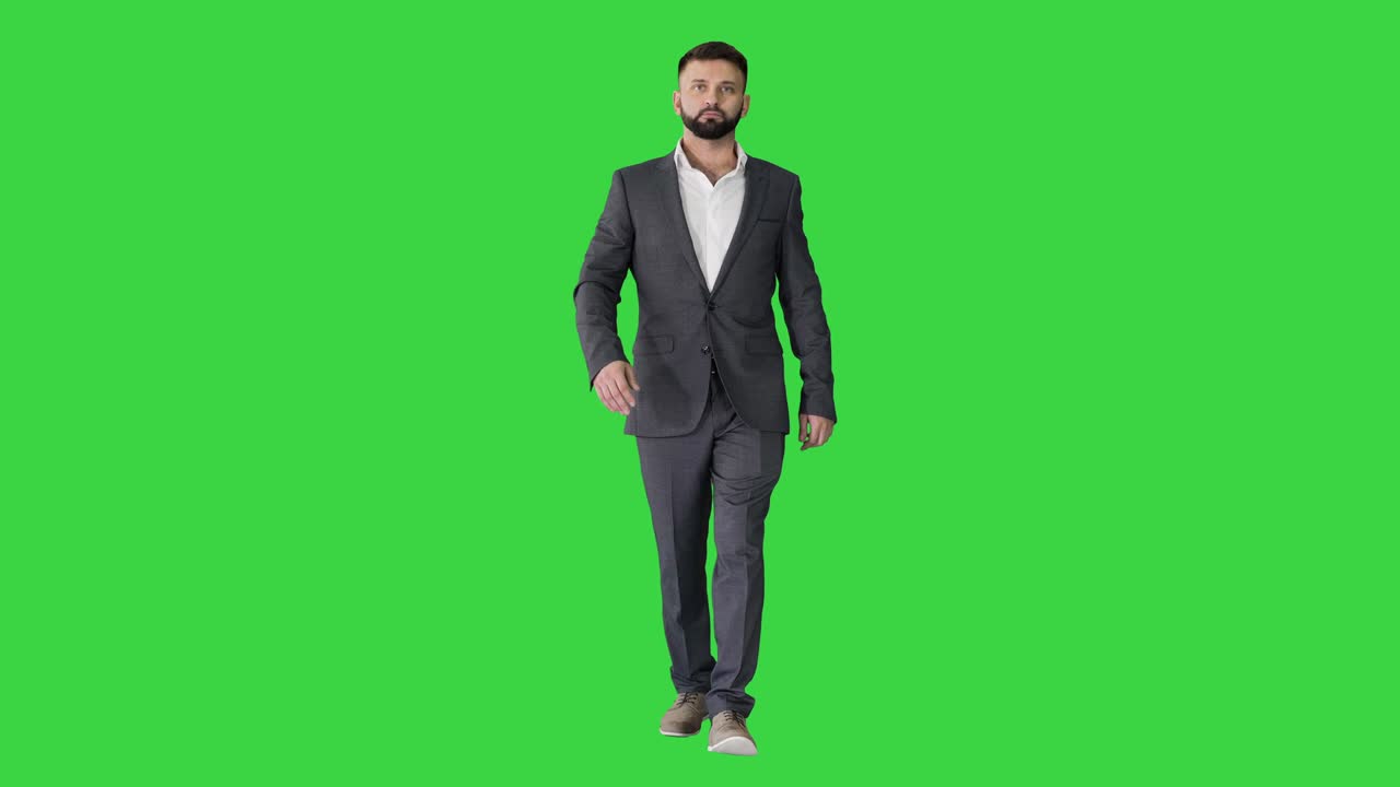 수염과 정식 슈트를 입은 심각한 사업가 녹색 화면에서 고, 크로마 키