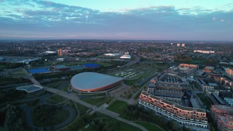 Park-View-Mansiones-Y-Lee-Valley-Velopark-En-Londres,-Reino-Unido-Al-Atardecer