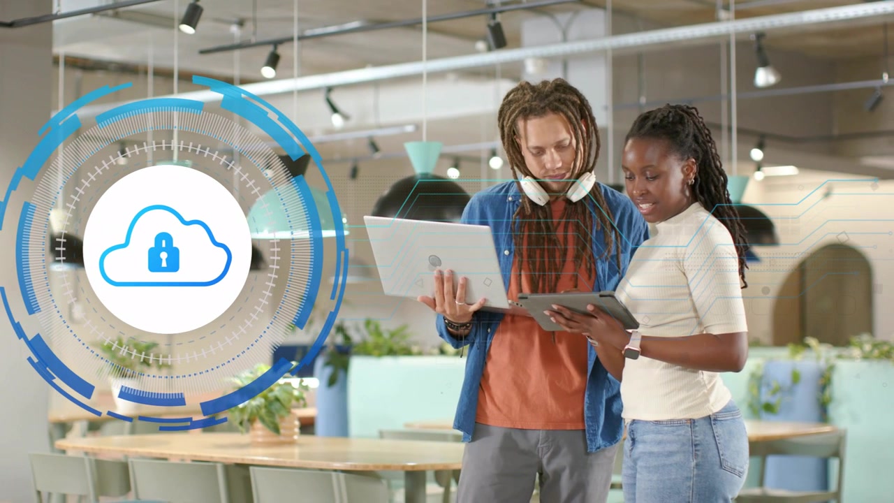 Casal segurando dispositivos em um hub de tecnologia, visualizando e ativando um HUD de cloudlock que cresce e mostra segurança.