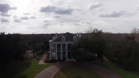 Toma-Aérea-Ascendente-Y-Panorámica-De-La-Histórica-Finca-Antebellum-Dunleith-En-Natchez,-Mississippi