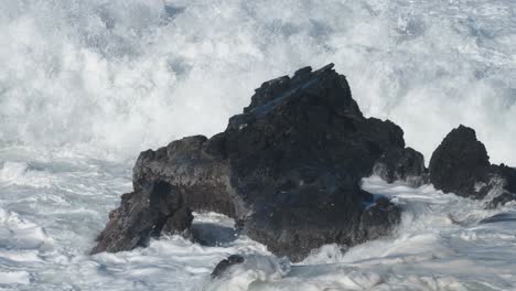 Hermosas-Olas-Del-Océano-En-Cámara-Lenta-Chocando-Y-Rompiendo-En-La-Orilla-Del-Mar-En-Hawaii