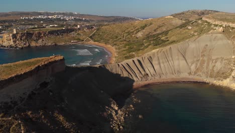 antena: gran vista de los acantilados de arcilla y la bahía de ghajn tuffieha en malta