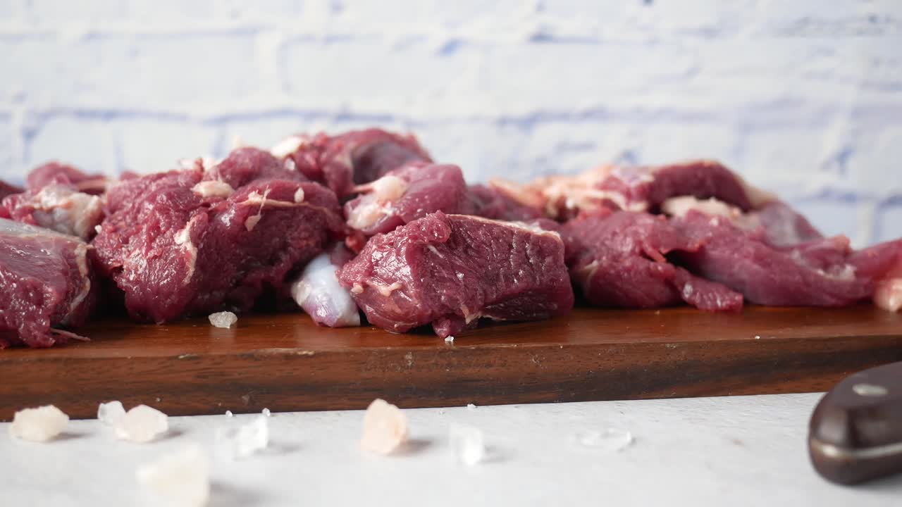 cortes de carne cruda en una tabla de cortar de madera