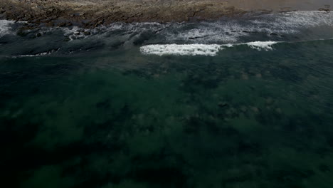 Drone-Volando-Hacia-La-Costa-De-La-Playa-Parque-Estatal-Crystal-Cove