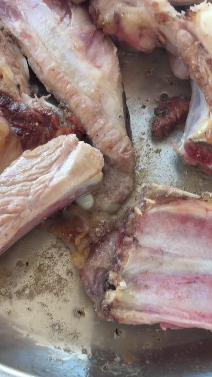 Foto Jarak Dekat Iga Babi Dimasak di Wajan dengan Spatula.