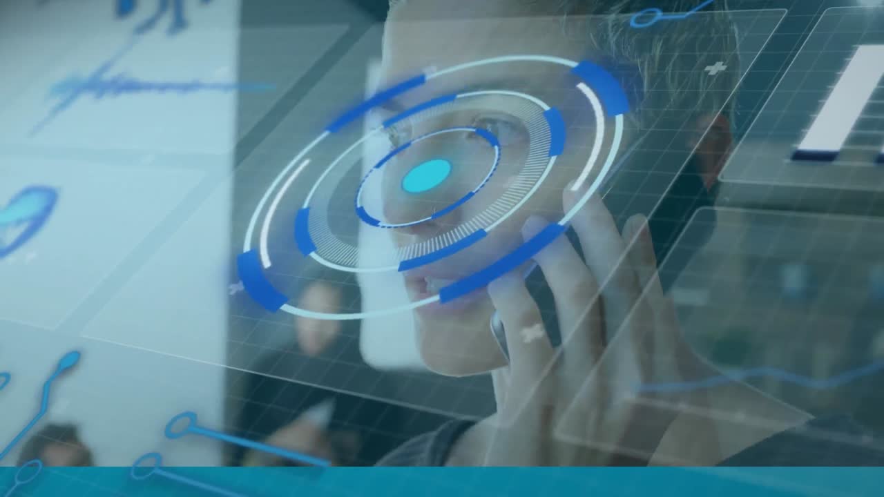 animación de círculos, gráficos y globo, cabello corto mujer caucásica hablando por teléfono celular en la oficina