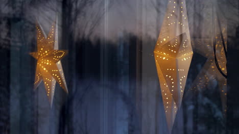 elegante decoración del hogar en la oscuridad del invierno de diciembre