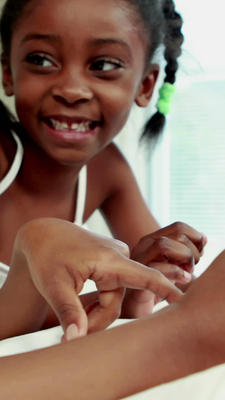 милые братья и сестры используют планшет в постели