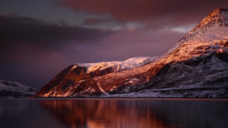 Spettacolare timelapse cinematografico di un tramonto dorato su un fiordo in Norvegia