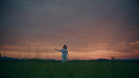 Frau-Läuft-In-Der-Abenddämmerung-Auf-Einer-Wiese