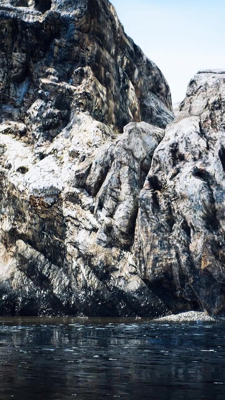 Rocce vicino all'acqua in un paesaggio naturale con cielo sereno in una giornata di sole