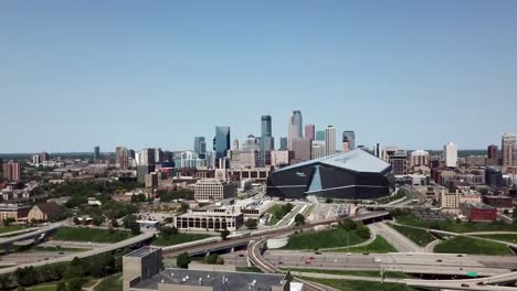 Vista-Aérea-Del-Mediodía-Del-Horizonte-De-Minneapolis-En-Un-Día-De-Verano