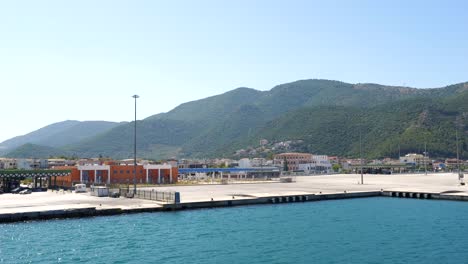 Vista-Desde-Un-Ferry-De-Vela-Del-Puerto-En-Una-Ciudad-Griega-Iqoumenitsa