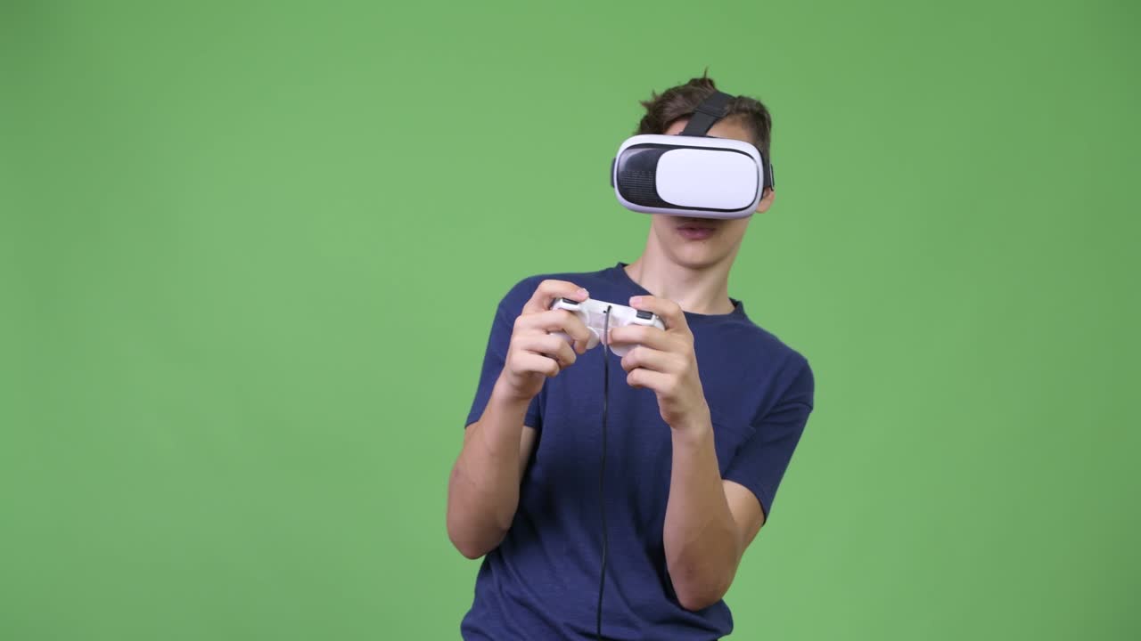 Giovane e bel ragazzo adolescente che usa un visore per la realtà virtuale
