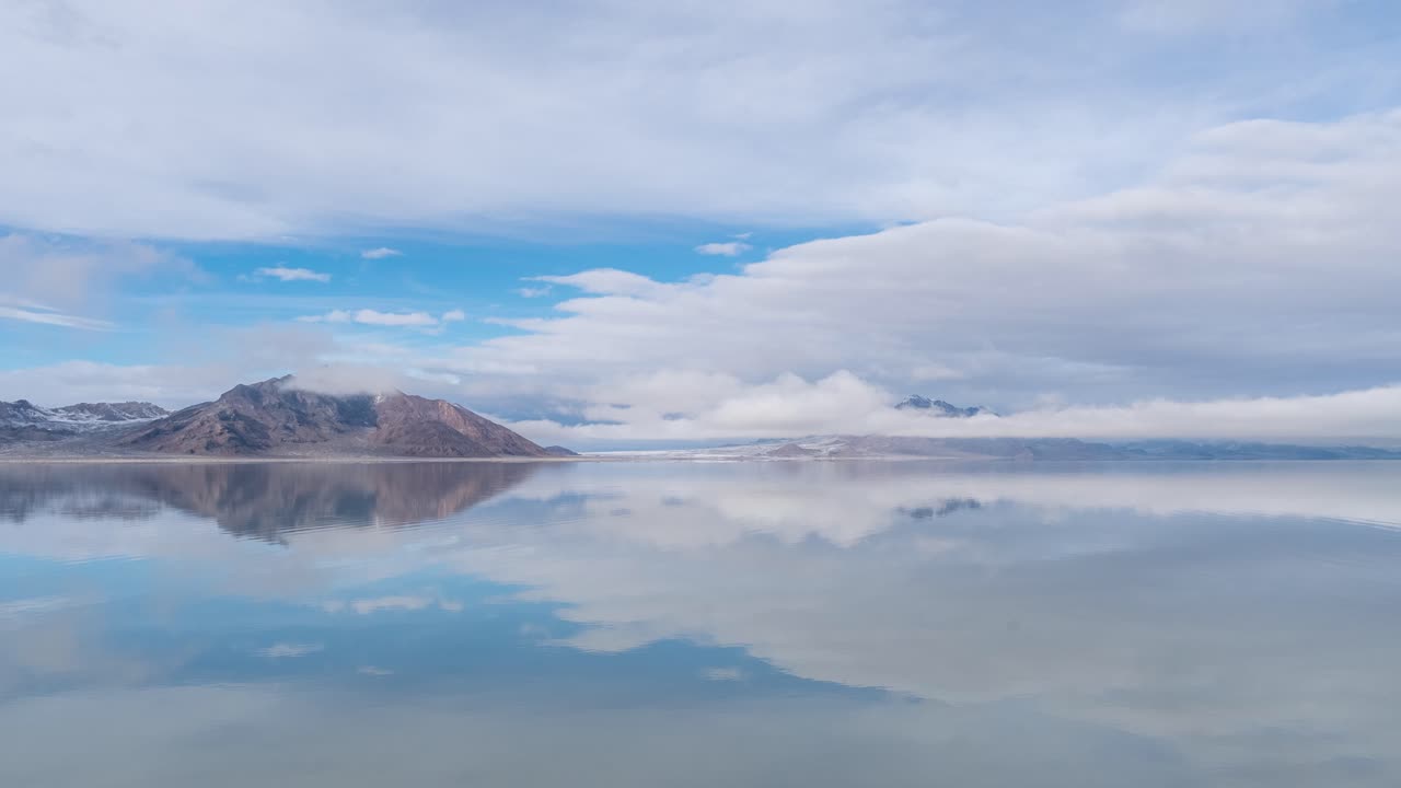 Utah, Bonneville Tuz Düzlükleri’nde su birikintilerindeki yansımanın zaman atlamalı çekimi
