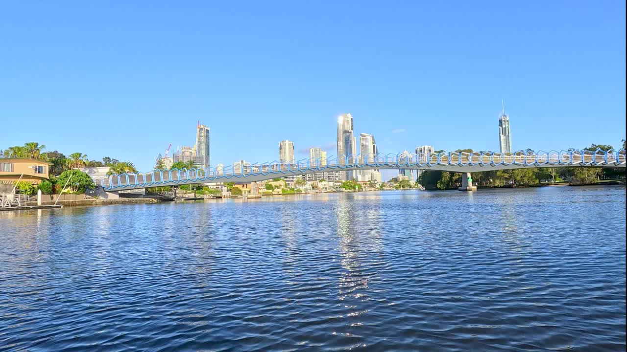 보트는 골드 코스트의 경치 좋은 수로를 여행합니다.