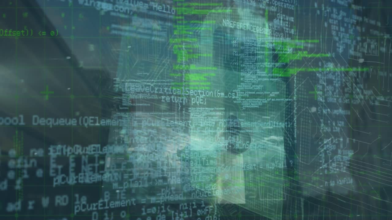 animación de múltiples pantallas con procesamiento de datos y icono de candado de seguridad contra edificios altos