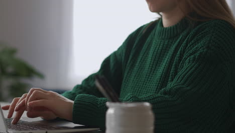 Una-Mujer-Independiente-Está-Trabajando-Con-Una-Computadora-Portátil-En-Casa,-Vista-De-Cerca-De-Las-Manos-En-El-Teclado-Y-Escribiendo-Mensajes-En-La-Cara-Y-Enviando-Un-Ambiente-De-Trabajo