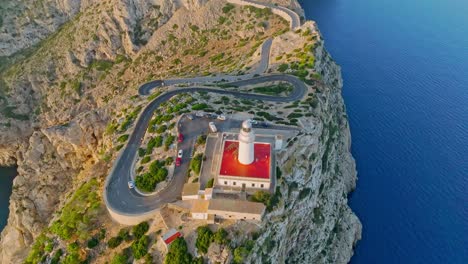 Die-Drohne-Ist-Von-Oben-Nach-Unten-Geneigt-Und-Zeigt-Den-Leuchtturm-Von-Formentor,-Serra-De-Tramuntana,-Mallorca,-Spanien