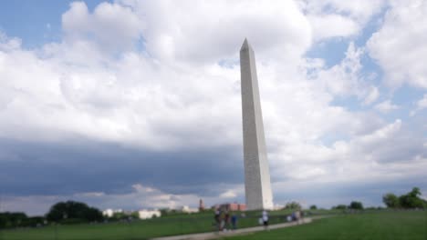 Zeitraffer-Von-Menschen,-Die-Vor-Dem-Washington-Monument-In-Washington-DC-In-Den-USA-Gehen