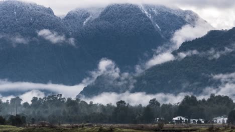 lapso de tiempo de las montañas nevadas y nevadas de hornopiren, hualaihue, sur de chile