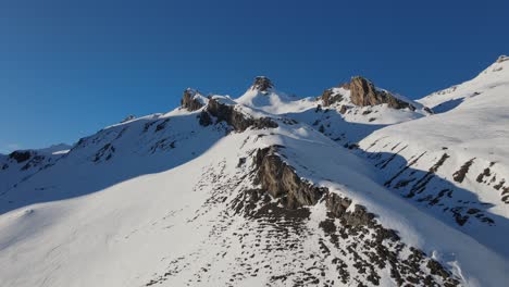 Drone-footage-of-a-peaceful-snowy-mountain-range