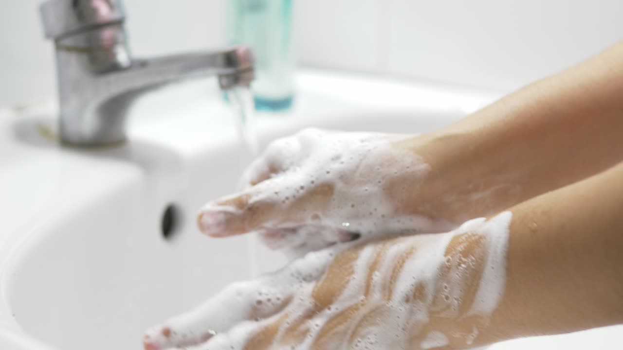 健康洗浄とコロナウイルスまたは covid-19 パンデミック予防のコンセプト 石鹸と温水で手を洗う 指をこする 頻繁に洗うか、手指消毒剤ジェルを使用する