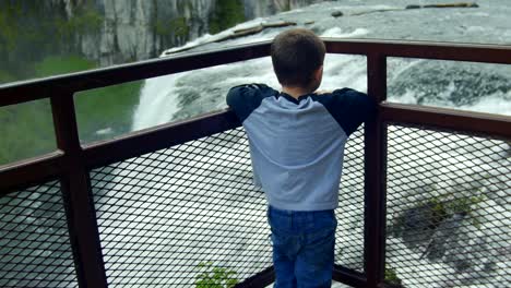 Una-Hermosa-Vista-En-Cámara-Lenta-De-Mesa-Falls-En-Idaho