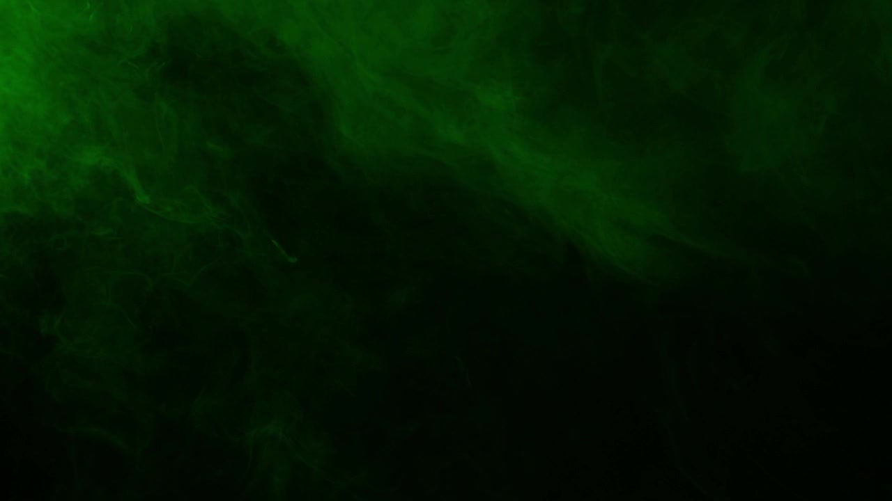 Realistisk grøn røg eller tåge driver og hvirvler på en sort baggrund. Ideel til overlejringer, special effects og til at skabe en mystisk, giftig eller magisk atmosfære.