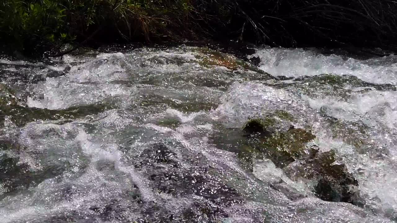 Acqua impetuosa di fiume sulle rocce