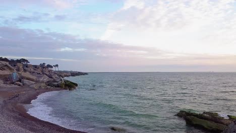 Luftaufnahme-Von-Verlassenen-Befestigungsgebäuden-Am-Meer-In-Karosta-Nördlichen-Festungen-Am-Strand-Der-Ostsee-In-Liepaja,-Lettland,-Ruhiges-Meer-Am-Abend,-Niedriger-Weitwinkel-drohnenschuss,-Der-Sich-Vorwärts-Bewegt