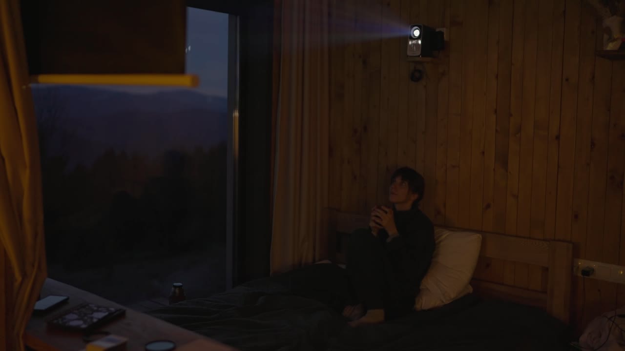 Una persona che si rilassa in una stanza accogliente di notte