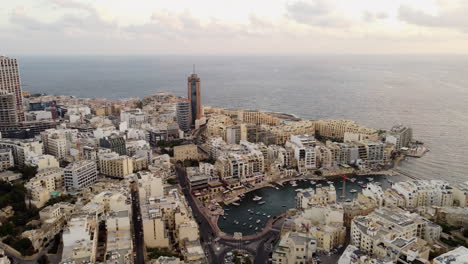 Morgendliche-Drohnenaufnahmen-Von-Saint-Julians,-Malta