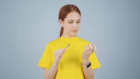 una mujer cuidando sus uñas.