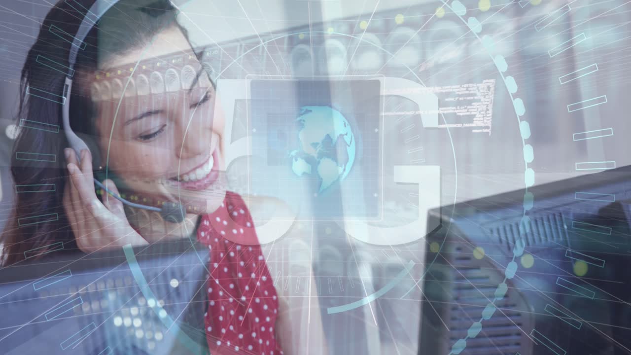 Animazione di testo 5G ed elaborazione dati su donna caucasica che parla al telefono con auricolare in ufficio.