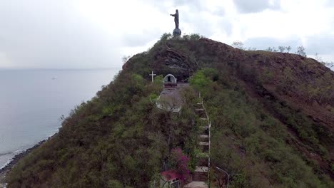 vista aérea de drones de la popular estatua de cristo rei jesucristo, popular punto de acceso turístico nacional e internacional, en la isla tropical de timor leste, sudeste de asia